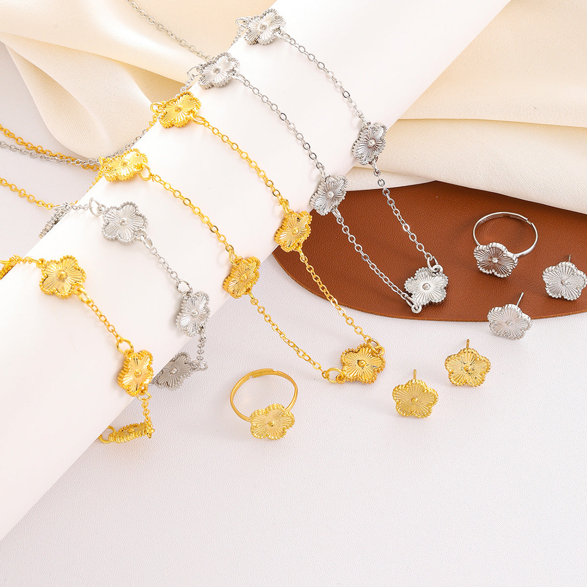Esencia de Glamour – Set de collar, pulsera, anillo y pendientes 👑