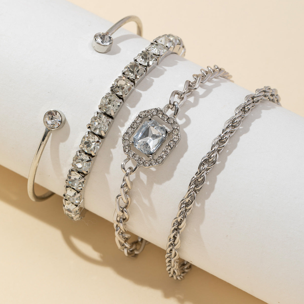 Brillo Eterno – Set de 4 pulseras modernas, gruesas y brillantes para mujer ✨