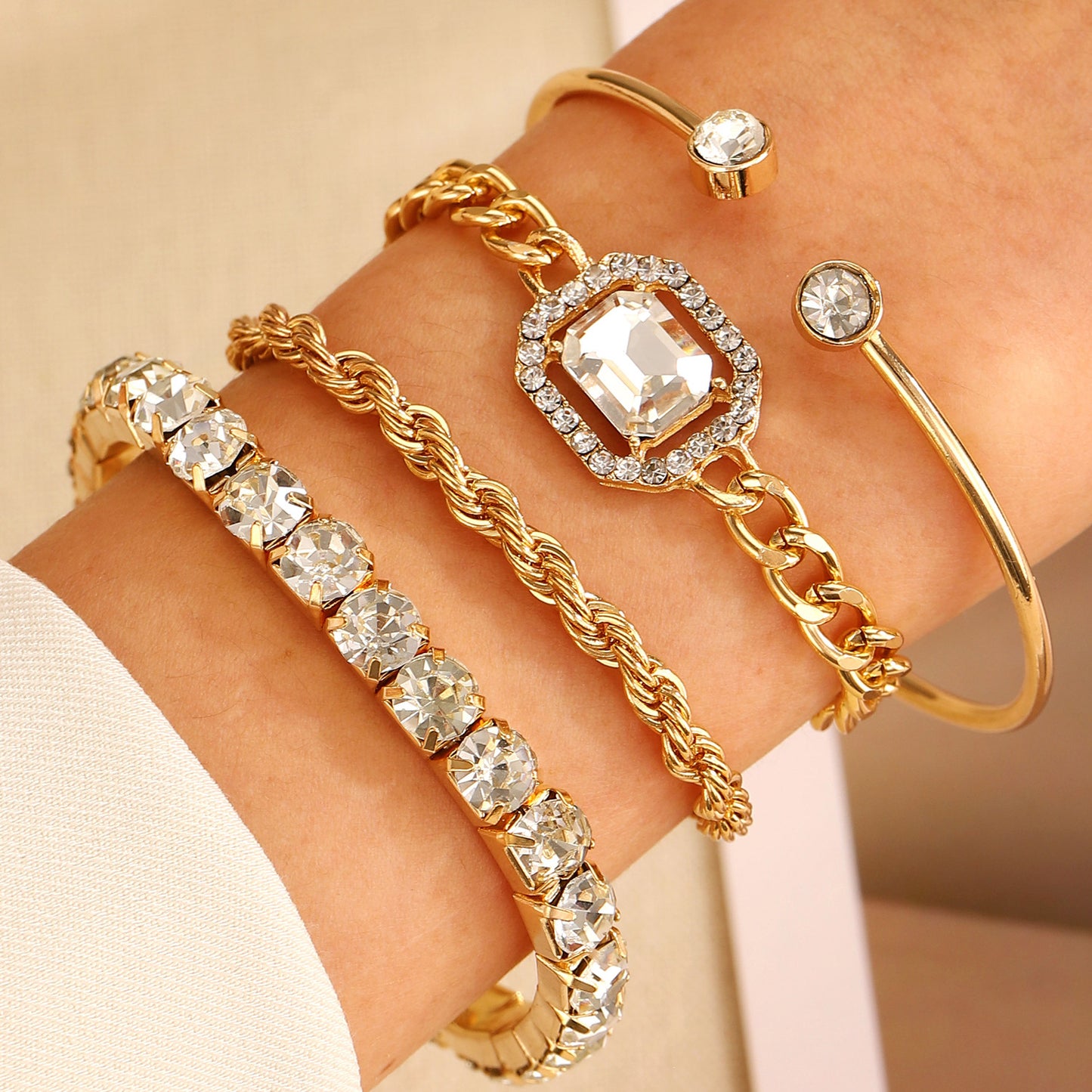 Brillo Eterno – Set de 4 pulseras modernas, gruesas y brillantes para mujer ✨