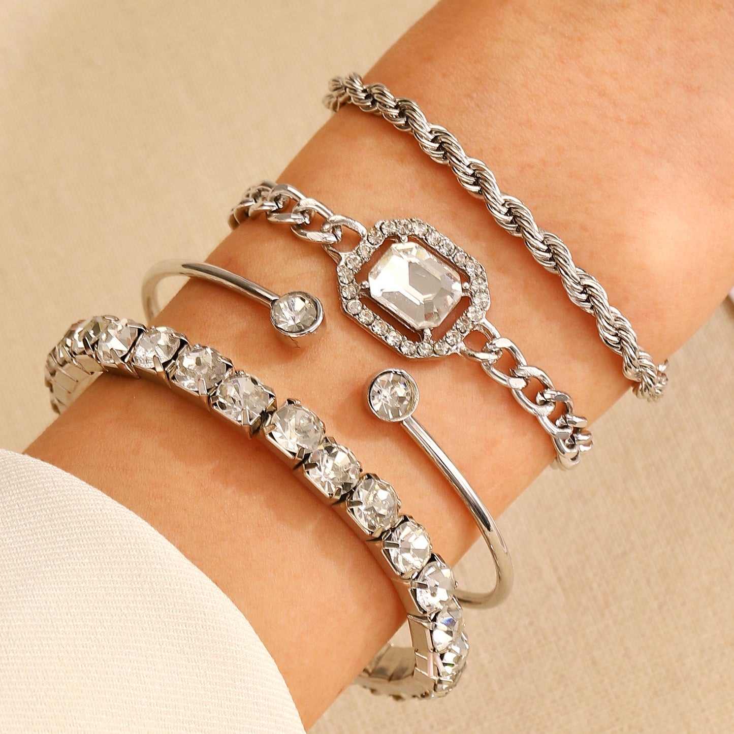 Brillo Eterno – Set de 4 pulseras modernas, gruesas y brillantes para mujer ✨