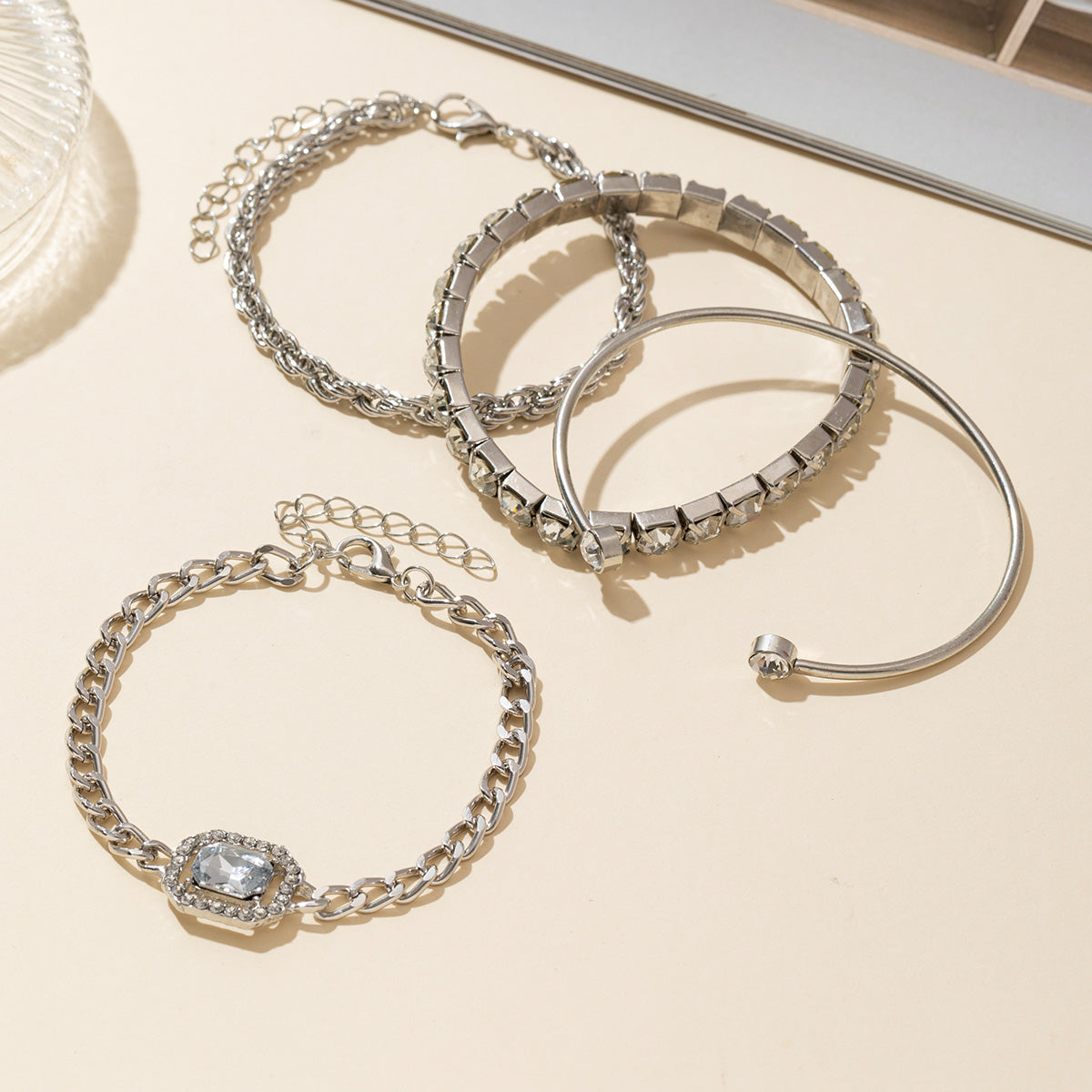 Brillo Eterno – Set de 4 pulseras modernas, gruesas y brillantes para mujer ✨