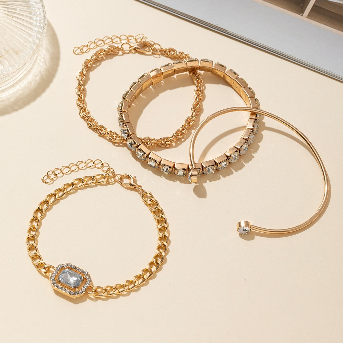 Brillo Eterno – Set de 4 pulseras modernas, gruesas y brillantes para mujer ✨