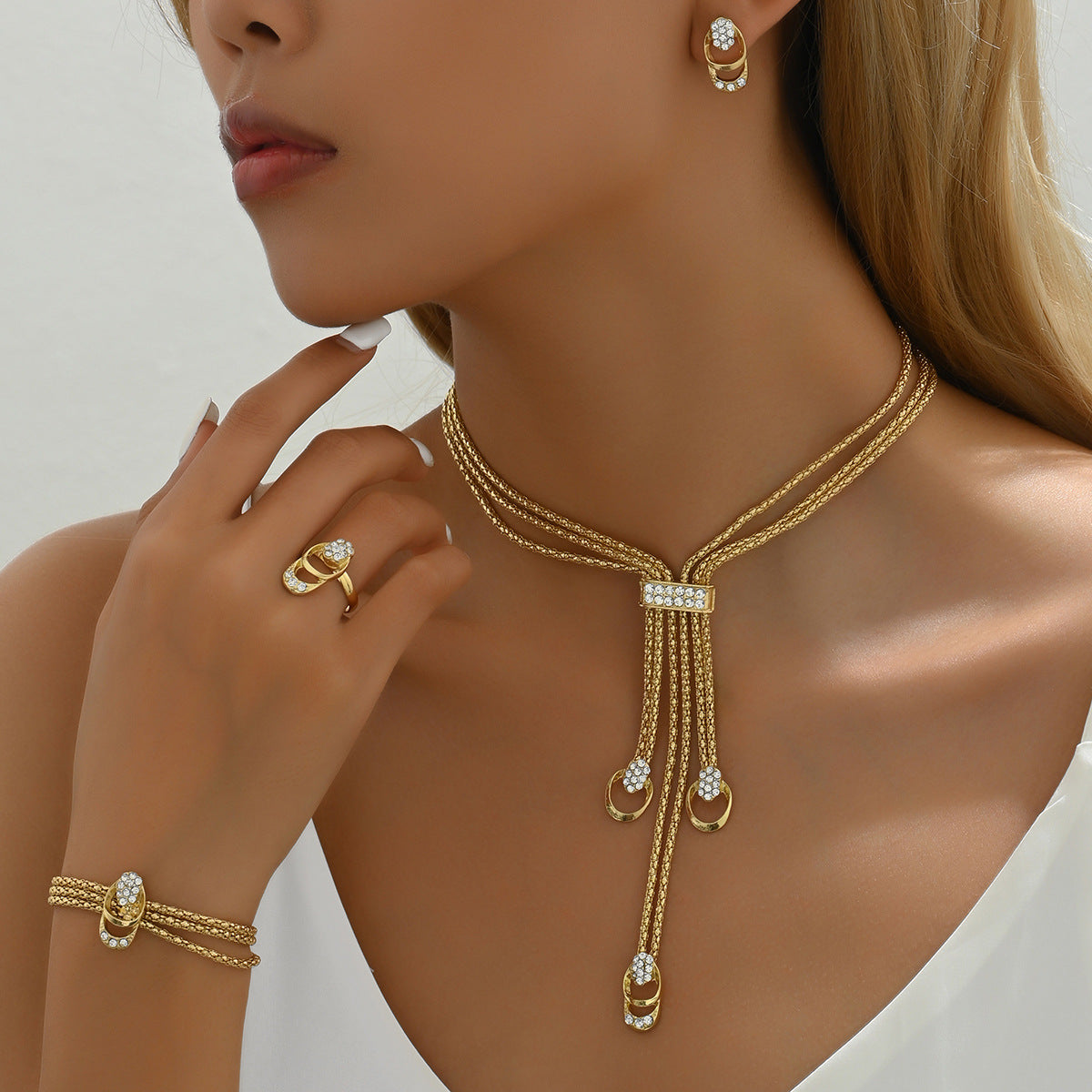Brillo de Reina –Set de collar, anillo, pendientes y pulsera en oro elegante 🌟