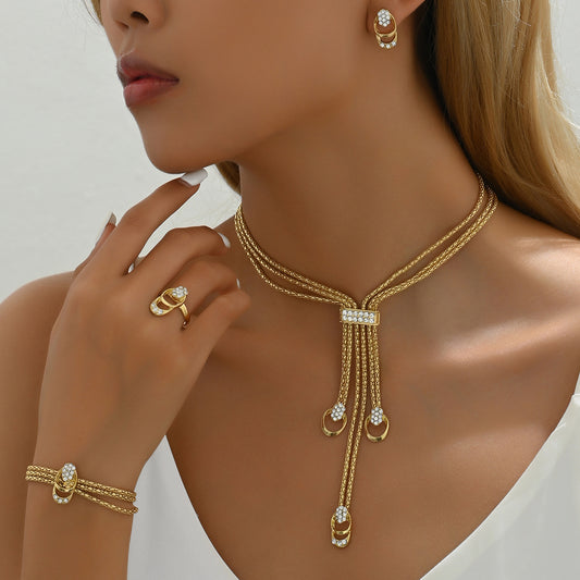 Brillo de Reina –Set de collar, anillo, pendientes y pulsera en oro elegante 🌟