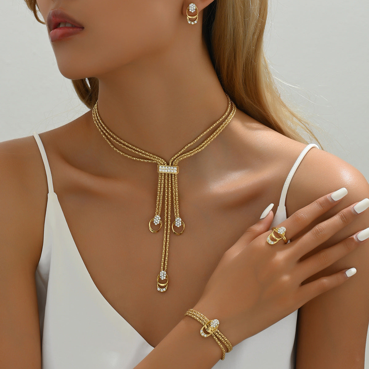 Brillo de Reina –Set de collar, anillo, pendientes y pulsera en oro elegante 🌟