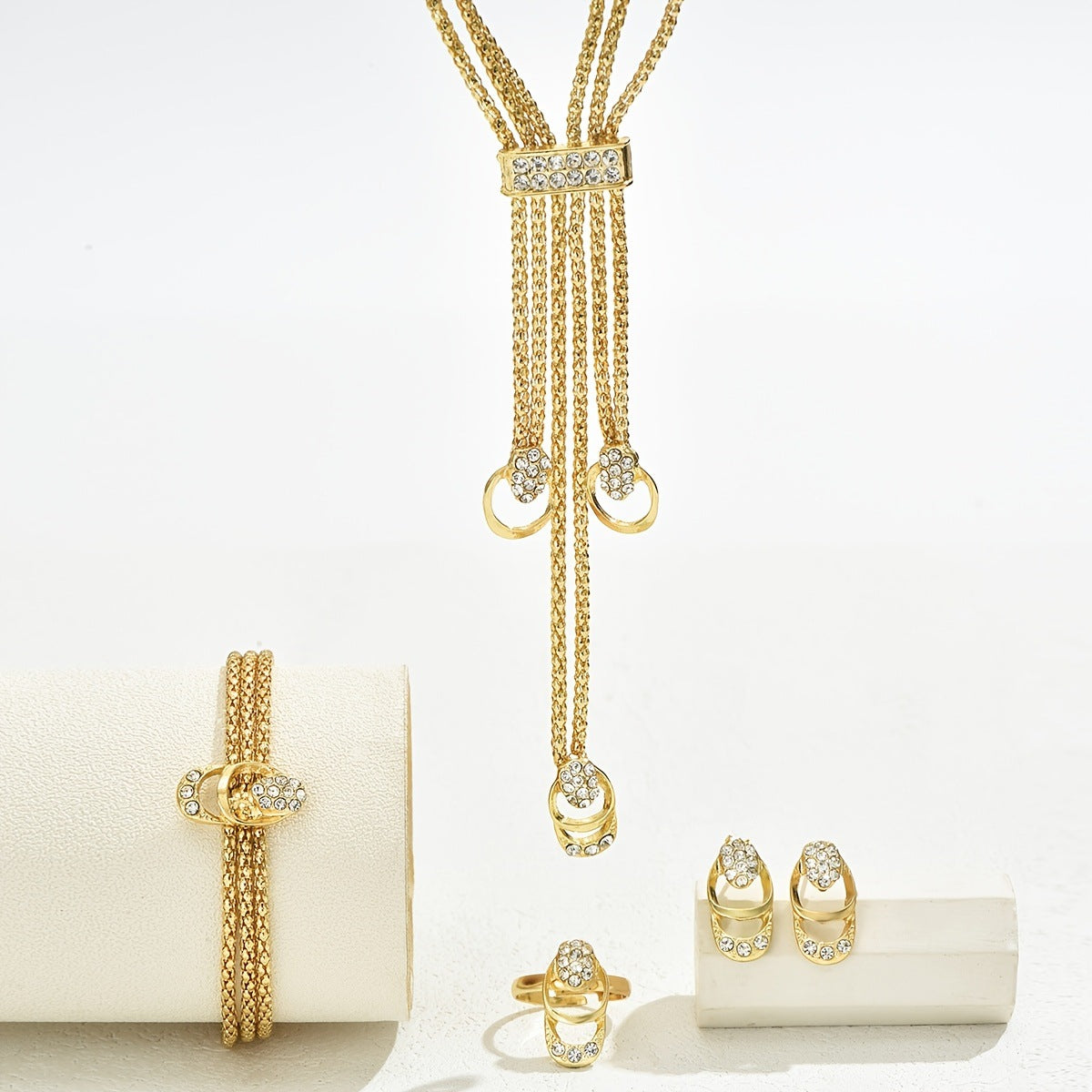 Brillo de Reina –Set de collar, anillo, pendientes y pulsera en oro elegante 🌟