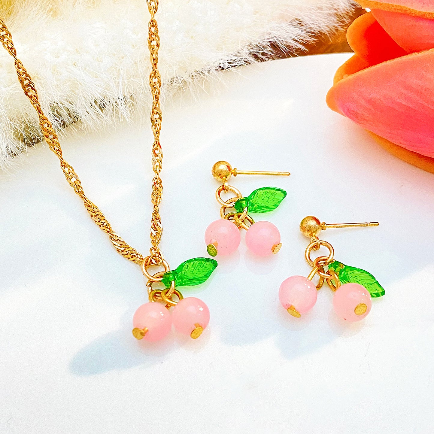 Encanto Cereza – Set de Collar y Pendientes Chapados en Oro para Mujer 🍒
